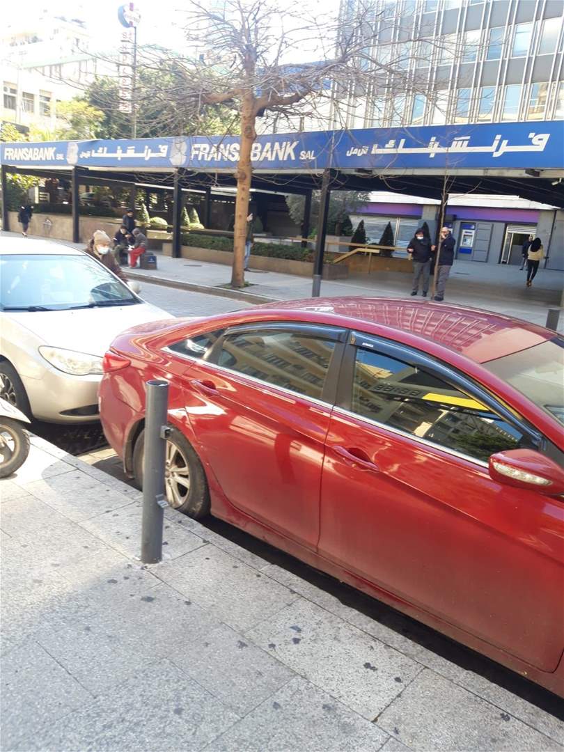 مأمور التنفيذ في بيروت لمديرة فرنسبنك الحمراء: إما دفع الوديعة الآن أو إلقاء الحجز بالقوة