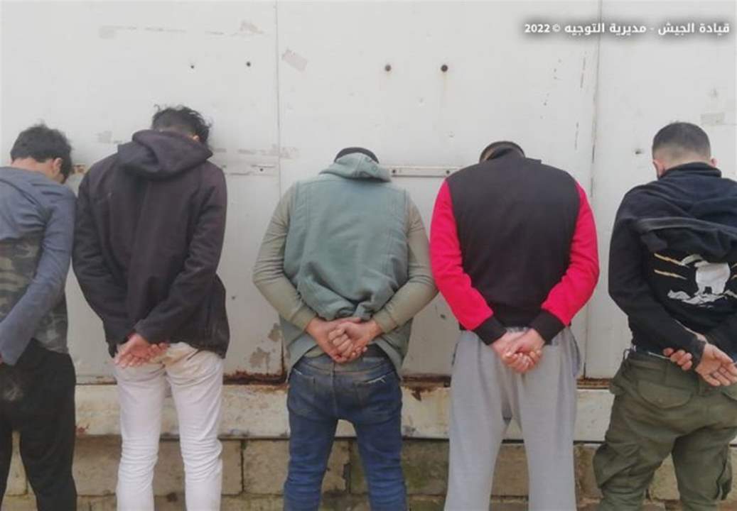بالصور- توقيف أشخاص في منطقة المنكوبين ــ طرابلس ومصادرة أسلحة وذخائر