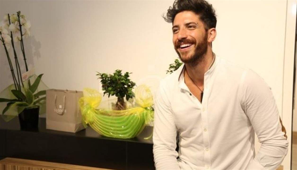 فيديو-مارك حاتم يتقدم للزواج من حبيبته وسط شوارع فرنسا