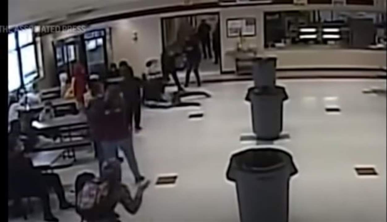 بالفيديو- شجار مدرسي ينتهي بـ"خنق طالبة على طريقة فلويد"