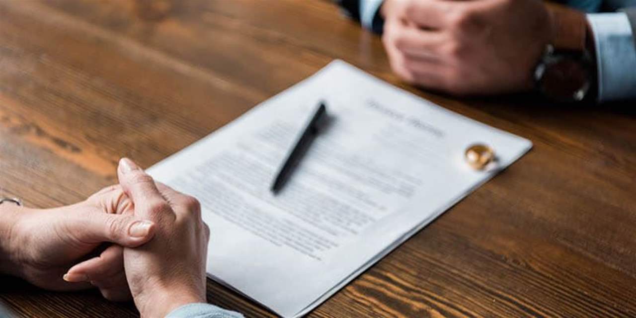 امرأة تُهدد زوجها .. "إذا لم تطلقني سأخرج من المنزل كما ولدتني أمي"!