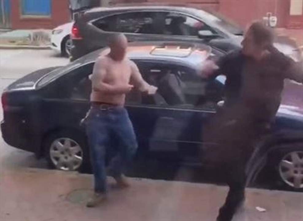 بالفيديو - قتال شوارع بين بطليّ العالم خارج المطعم !!