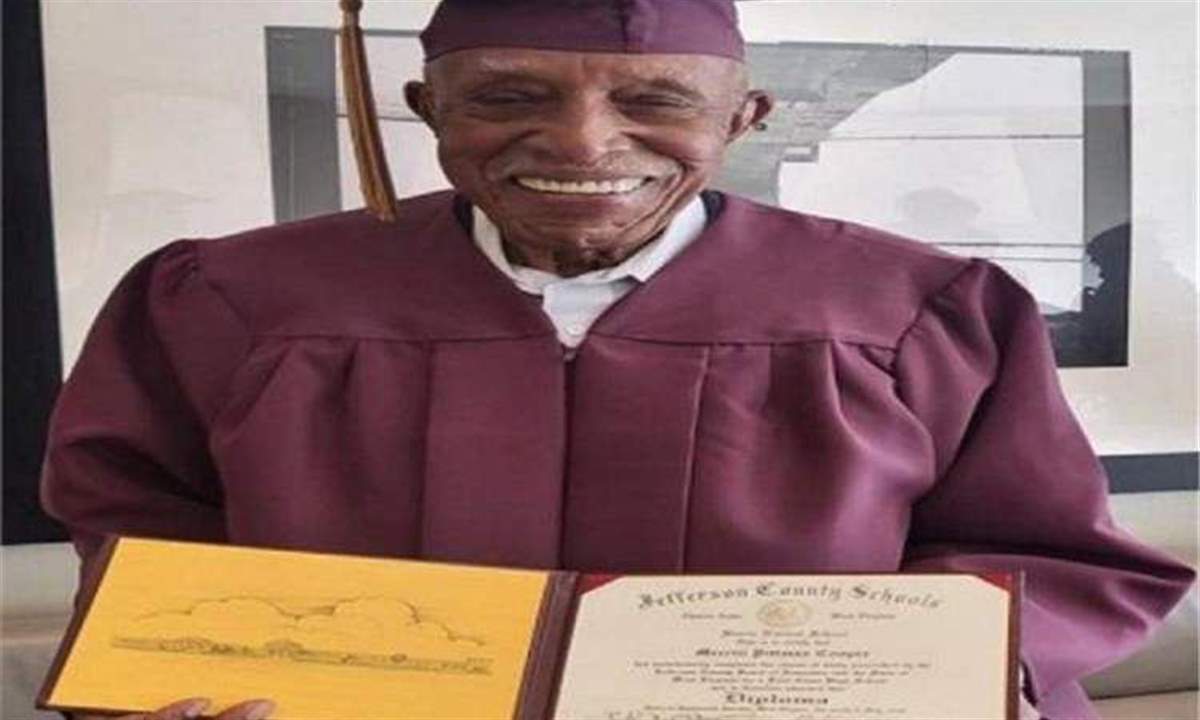 في عمر  ال101.. يحقق حلمه الأكاديمي