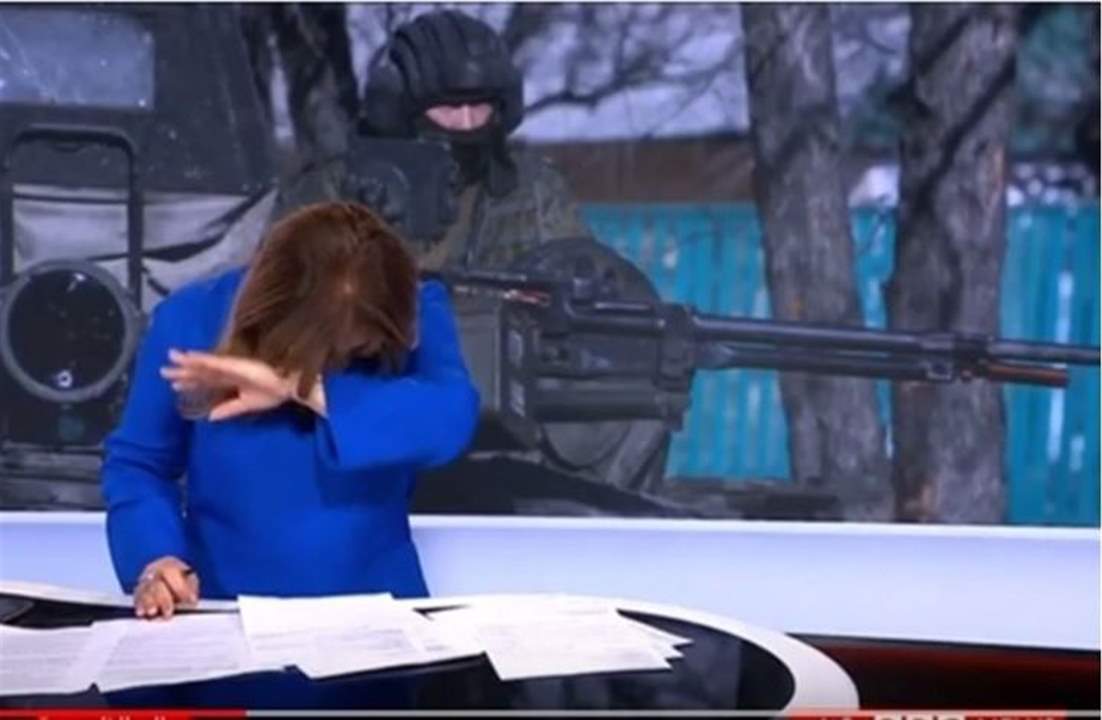 بالفيديو ـ مذيعة "بي بي سي" تدخل في نوبة ضحك خلال قراءة خبر عن بايدن