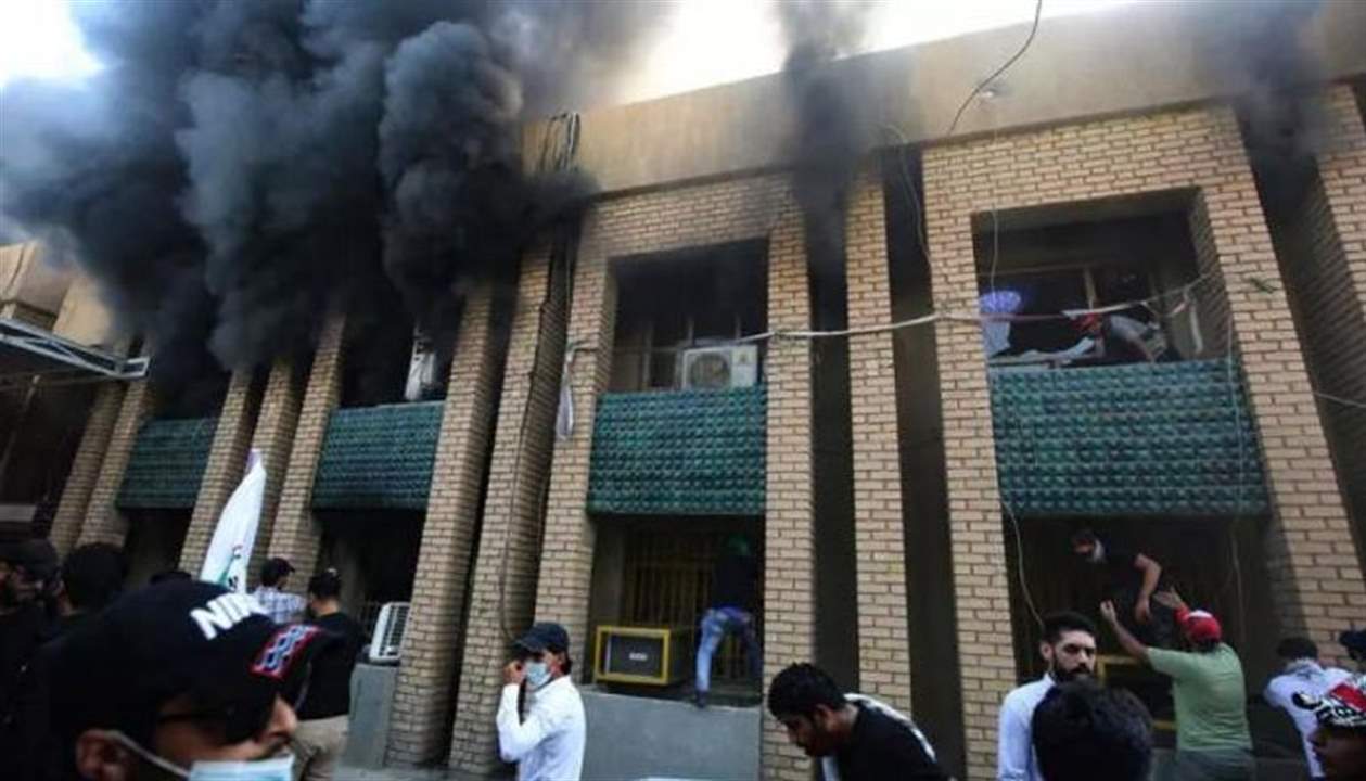 بعد إساءة أحد قياداته للسيستاني.. حرق مقر الحزب الديمقراطي الكردستاني في بغداد