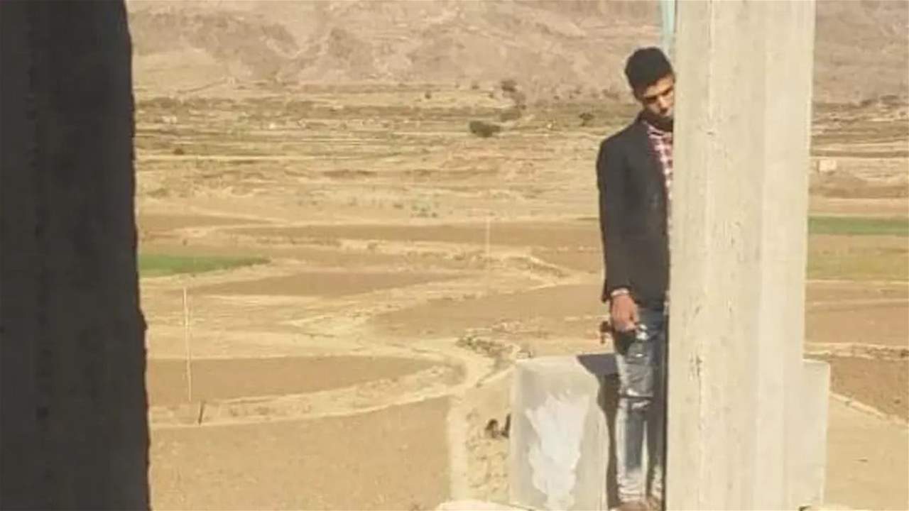   بالصور ـ شاب يمني يشنق نفسه أمام منزل حبيبته ليلة زفافها .. وهذه رسالته الأخيرة لها !