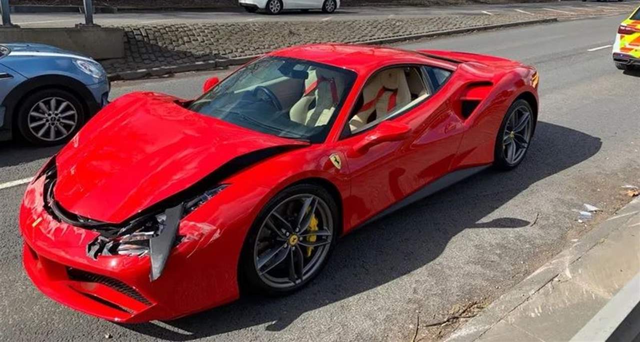 في بريطانيا .. حطم سيارة "فيراري" حديثة اشتراها صباحًا ولم يقدها سوى 3 كلم !