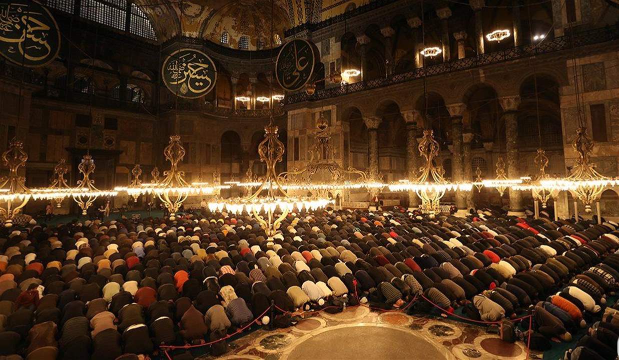     بالفيديو والصور ـ إقامة صلاة التراويح في مسجد "آيا صوفيا" بعد غياب دام 88 عامًا