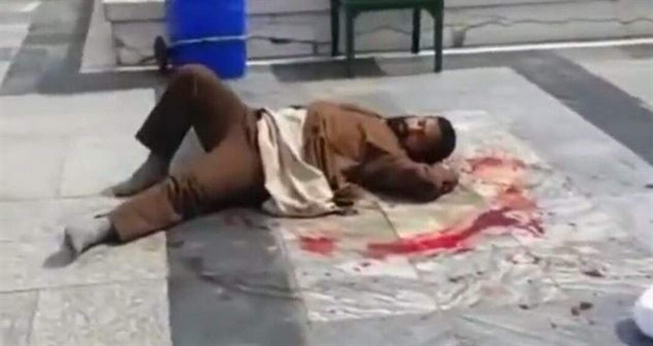  بالفيديو ـ مقتل رجل دين وإصابة 2 آخرين إثر عملية طعن بساحة ضريح الإمام الرضا في مشهد الإيرانية