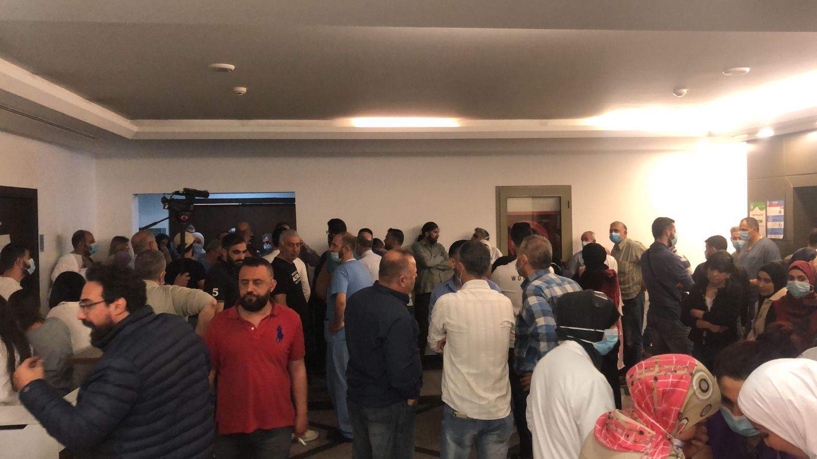 اعتصام لموظفي مستشفى رفيق الحريري امام مكتب وزير الصحة فراس الابيض في بئر حسن والوزير رفض مقابلة المعتصمين