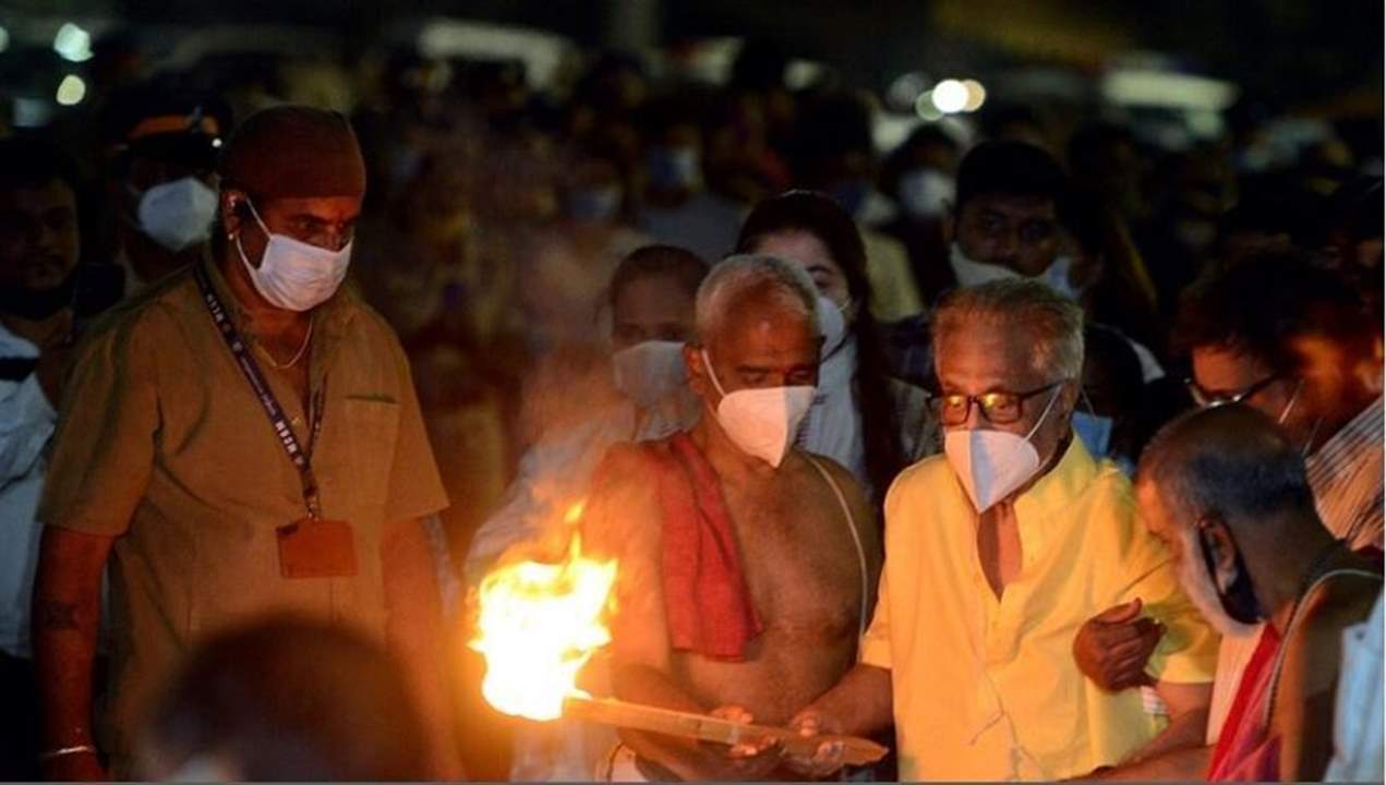 هندي يعود إلى منزله بعد مرور 24 ساعة على دفنه!