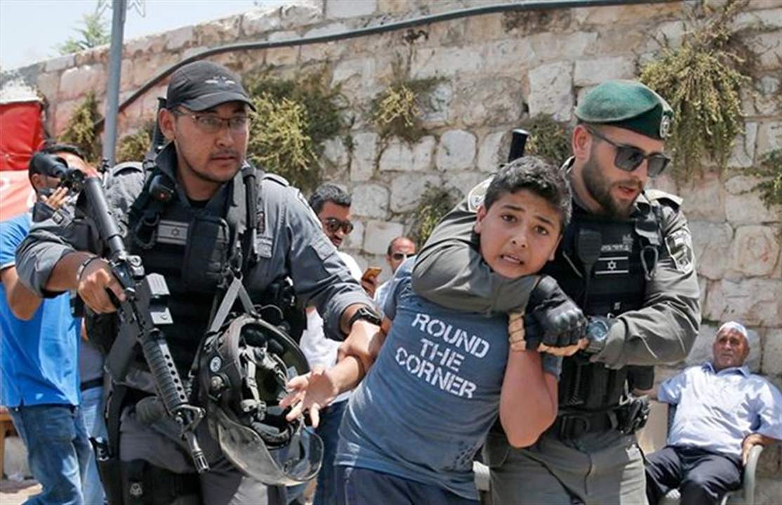 بالفيديو ـ شرطي إسرائيلي يعتقل طفلاً فلسطينياً في القدس المحتلة .. بطريقة وحشية !