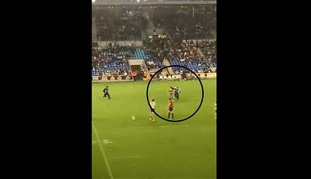 بالفيديو - قفزت عارية الى ارض الملعب قبل اعتقالها 