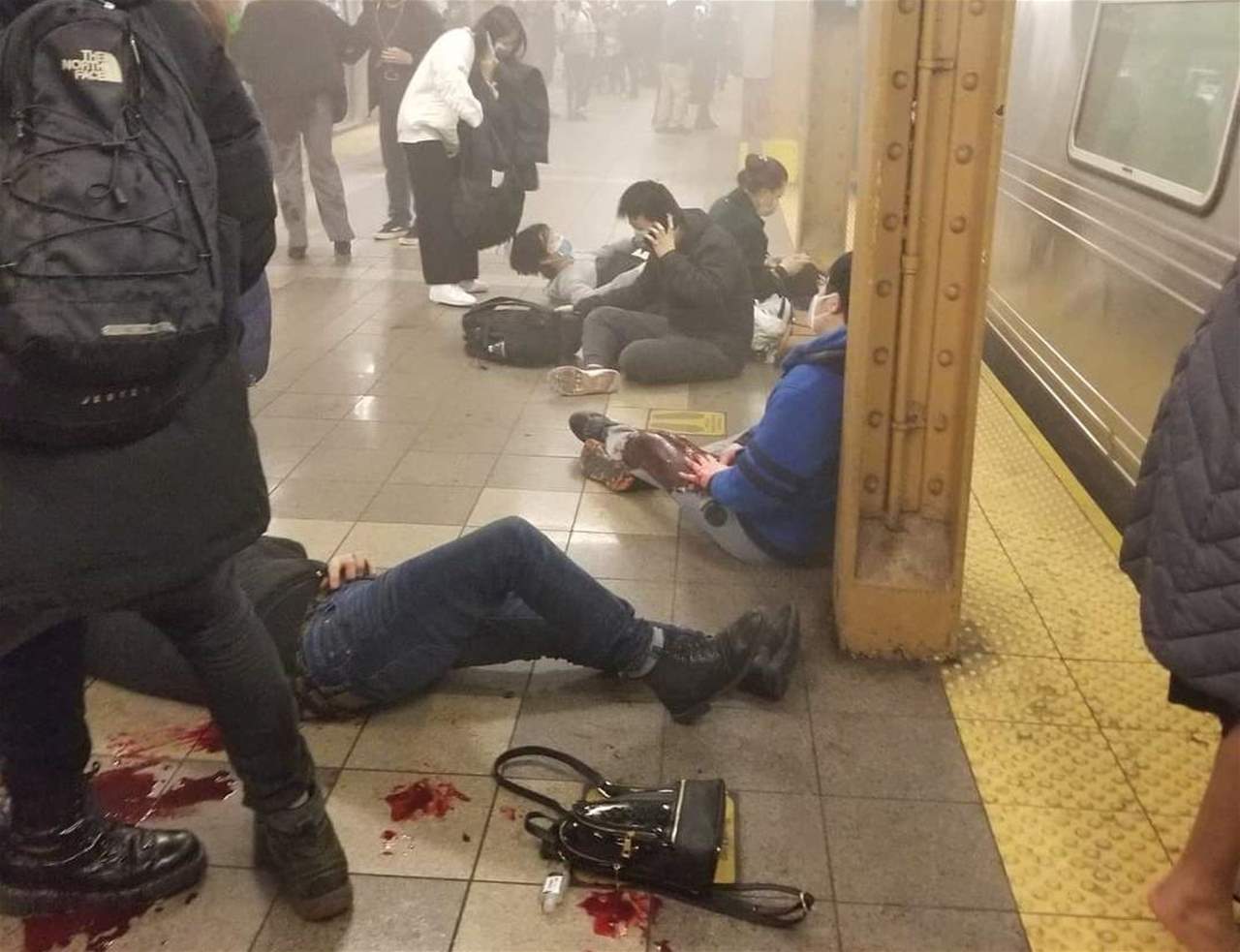 بالفيديو ـ سقوط قتلى وجرحى بإطلاق نار داخل محطة لقطارات الأنفاق في نيويورك .. وفرار المنفذ