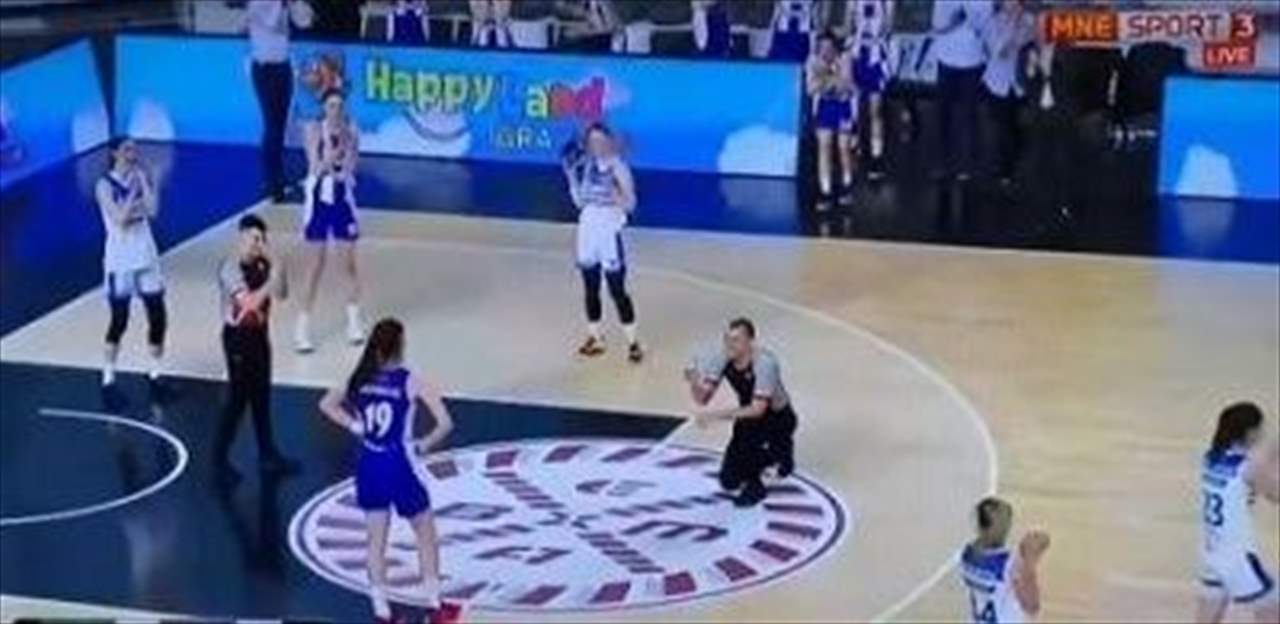 بالفيديو - الحكم أوقف المباراة ليتقدّم لحبيبته اللاعبة !!