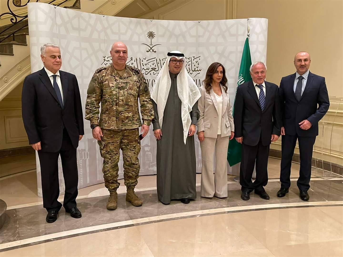 بالصور- السفيرُ السعودي وليد البخاري يقيم إفطاراً في دارته على شرف المسؤولينَ الأمنيين حاليين وسابقين