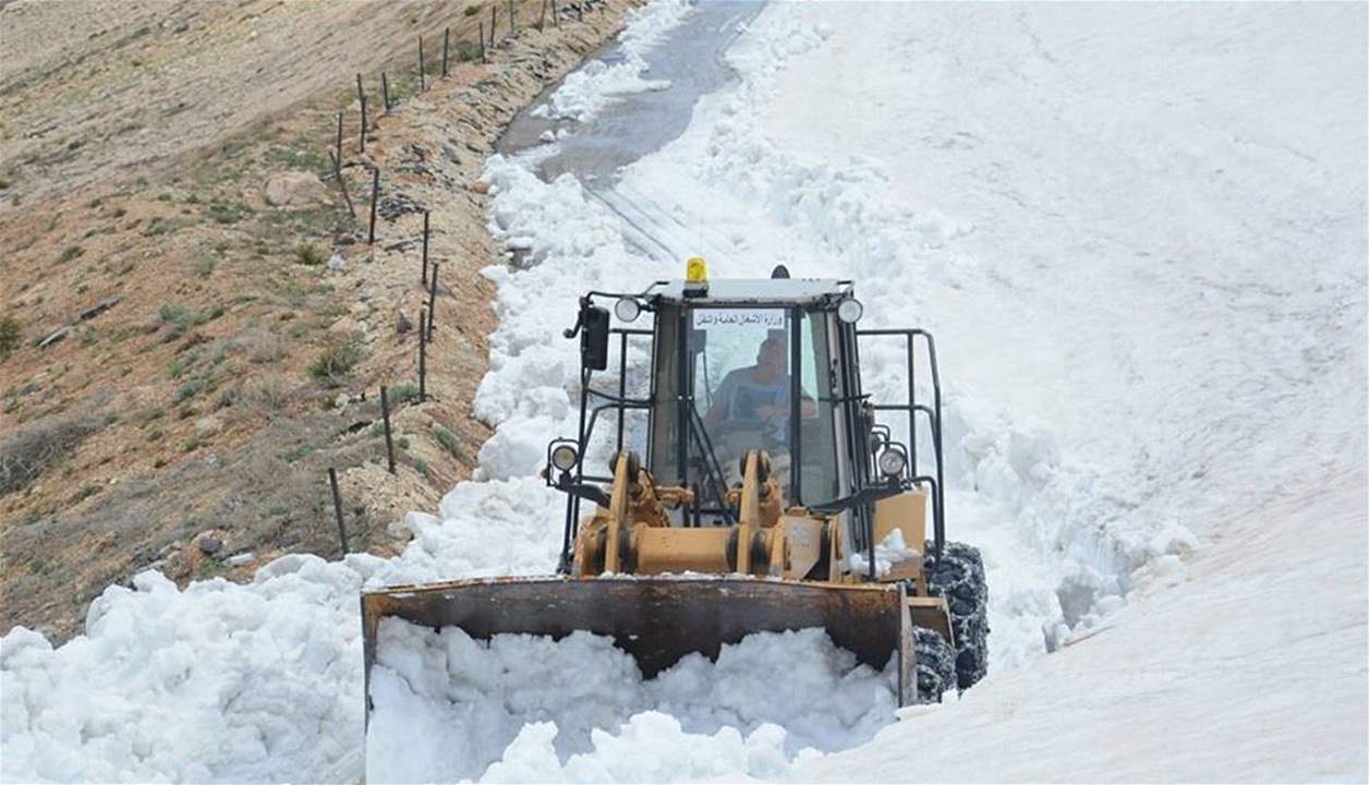 جرافات الأشغال تواصل جرف الثلوج لفتح طريق عيناتا الأرز لليوم الـ10 على التوالي