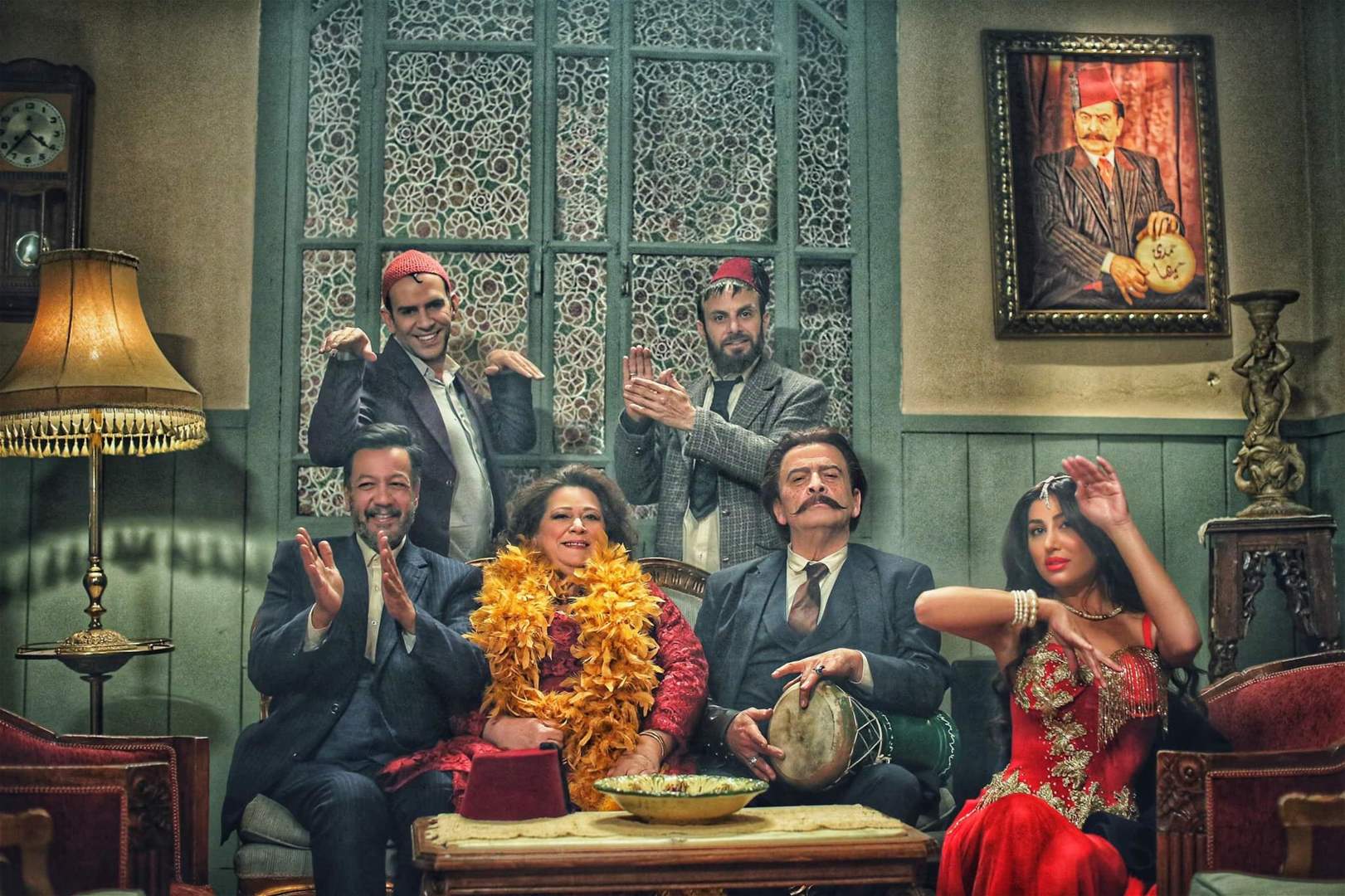 عراك بالايدي في الكواليس بين بطلتي مسلسل "جوقة عزيزة" 