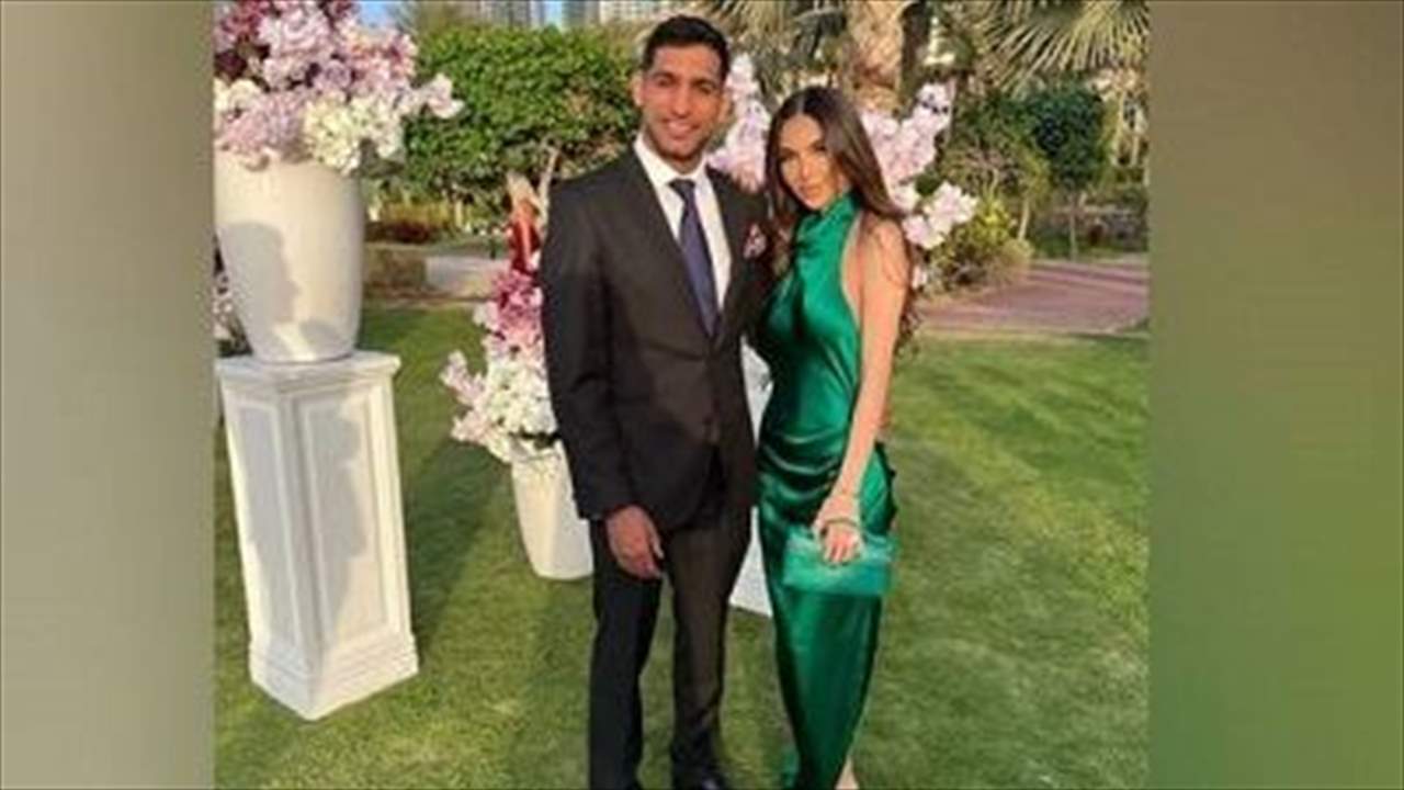 سرقة ساعة أمير خان الثمينة تحت تهديد مسدس في وسط الشارع