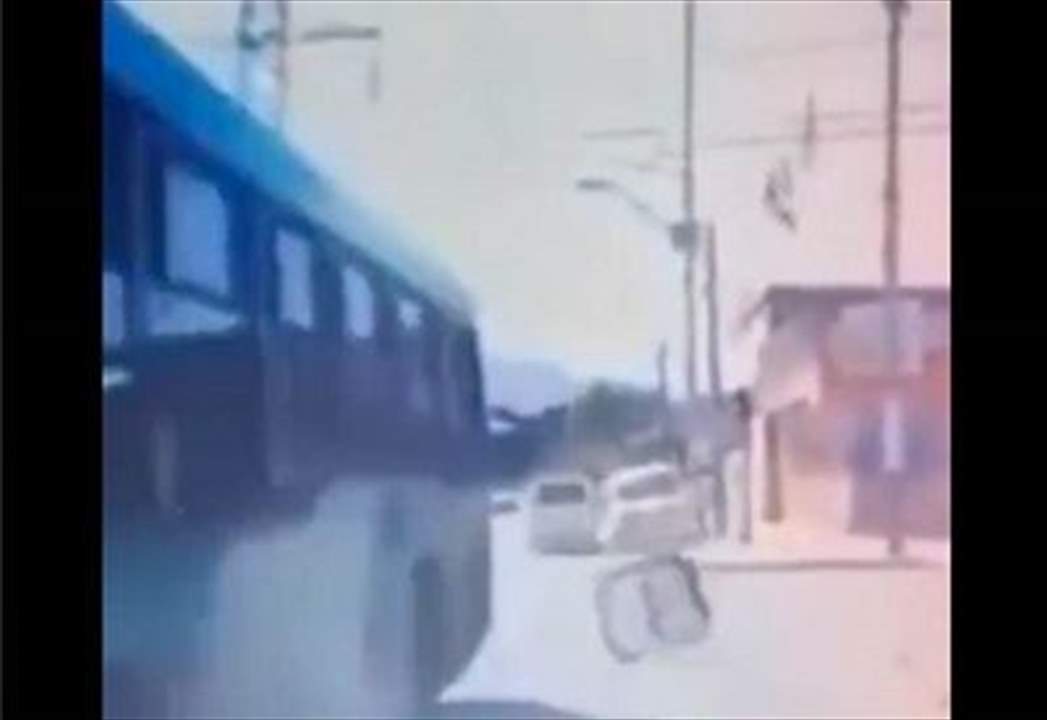 بالفيديو - امرأة تسقط من نافذة الباص وتنجو بأعجوبة