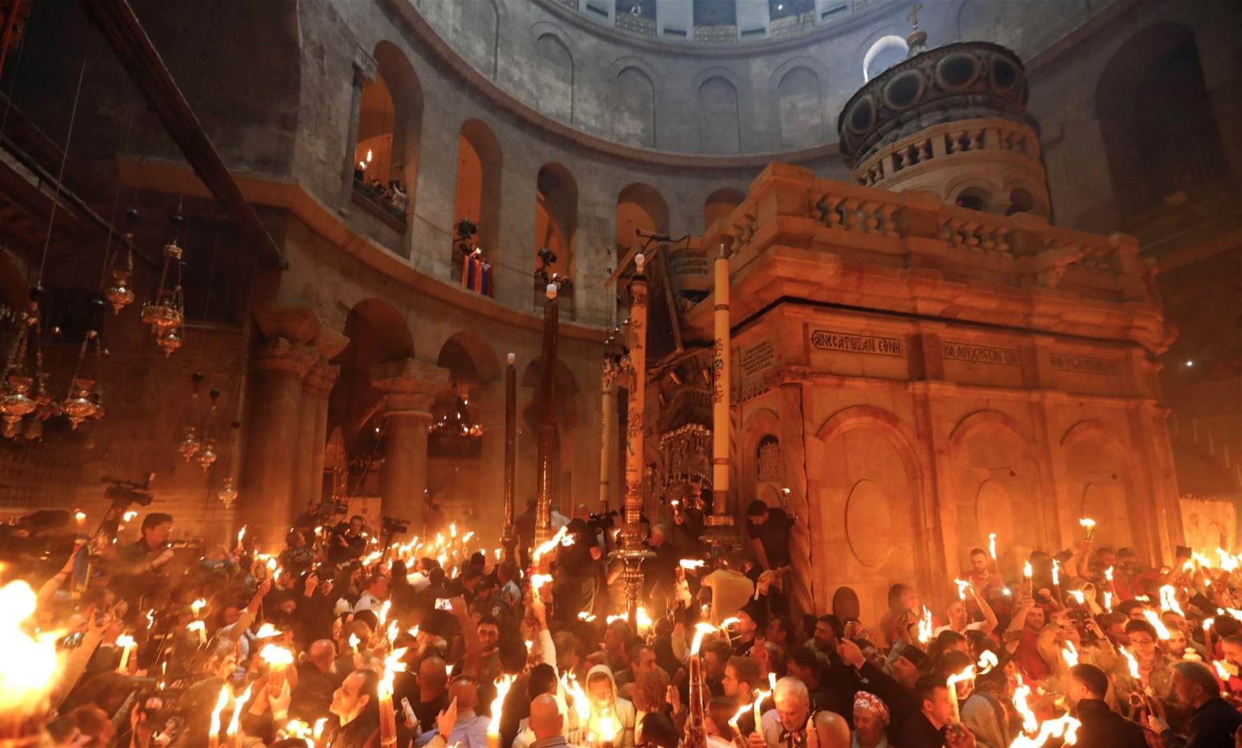    بالفيديو ـ نقل وقائع فيض النور المقدس مباشرة من كنيسة القيامة في القدس المحتلة 