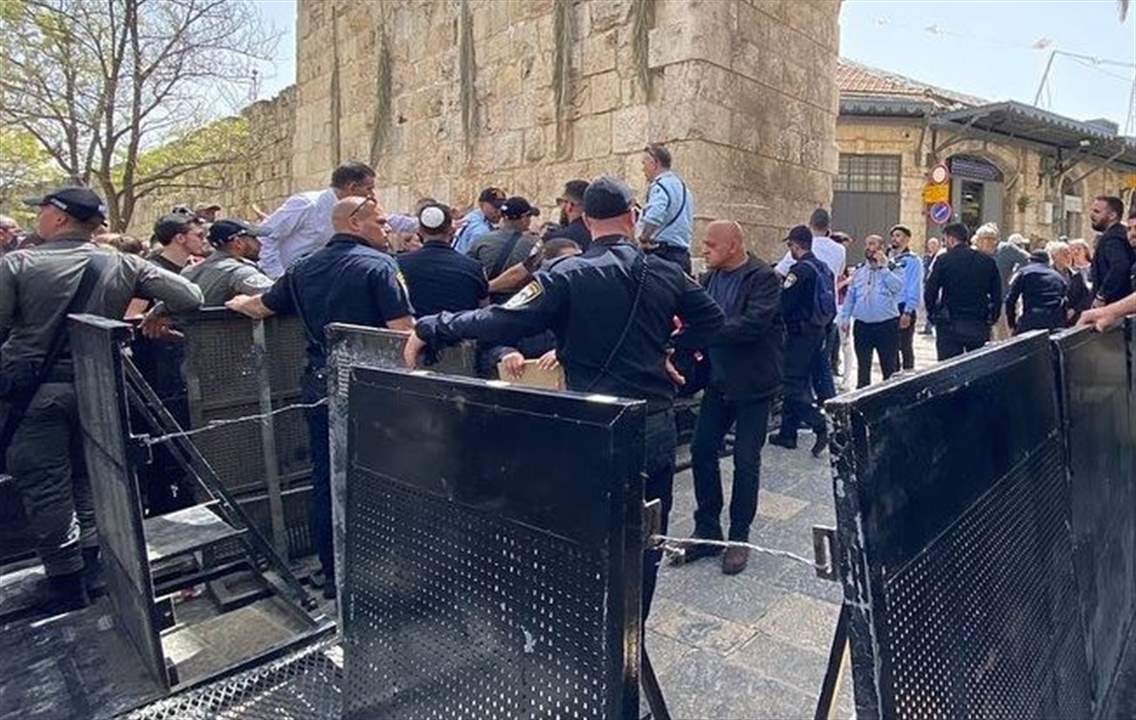   بالفيديو ـ قيود الاحتلال على دخول المسيحيين إلى كنيسة القيامة في القدس المحتلة للمشاركة في احتفالات "سبت النور"