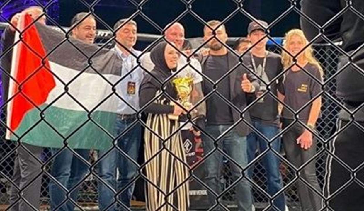 بالفيديو - مقاتل نمسوي يرفع علم فلسطين ويكتب "فلسطين حرّة"