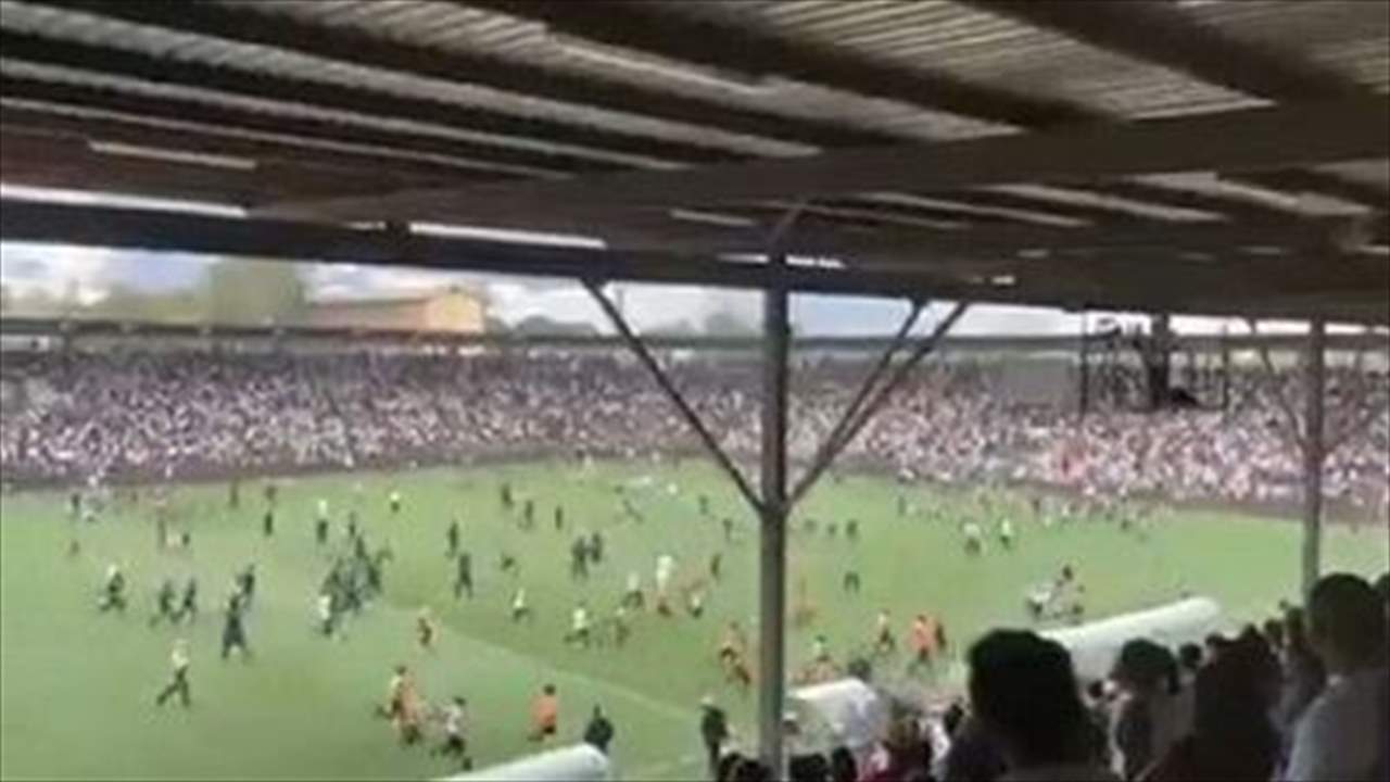 بالفيديو - الجماهير تجتاح الملعب للاقتصاص من اللاعبين المصريين !! 