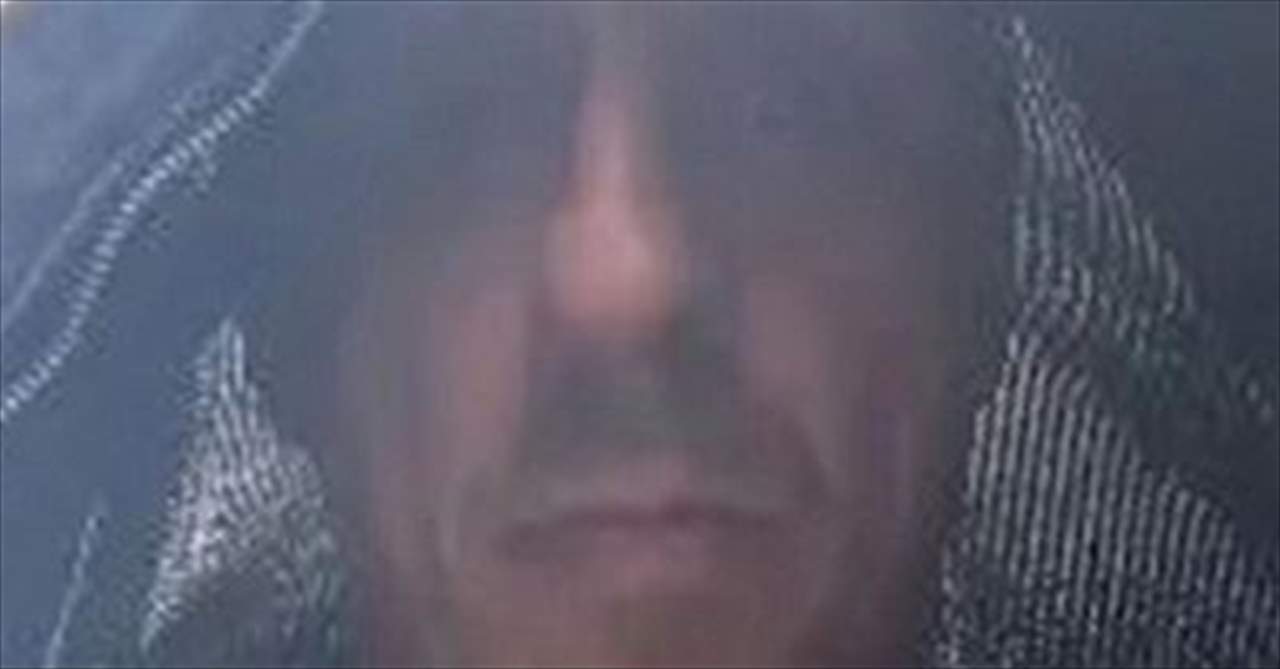 بالفيديو - نجم مانشستر يتنكر في لندن خوفاً من الجمهور