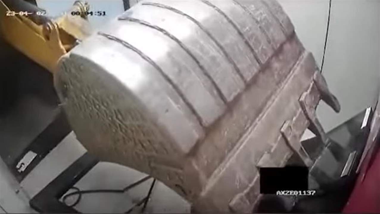 بالفيديو ـ في الهند .. لصوص يسرقون صراف آلي باستخدام جرافة !
