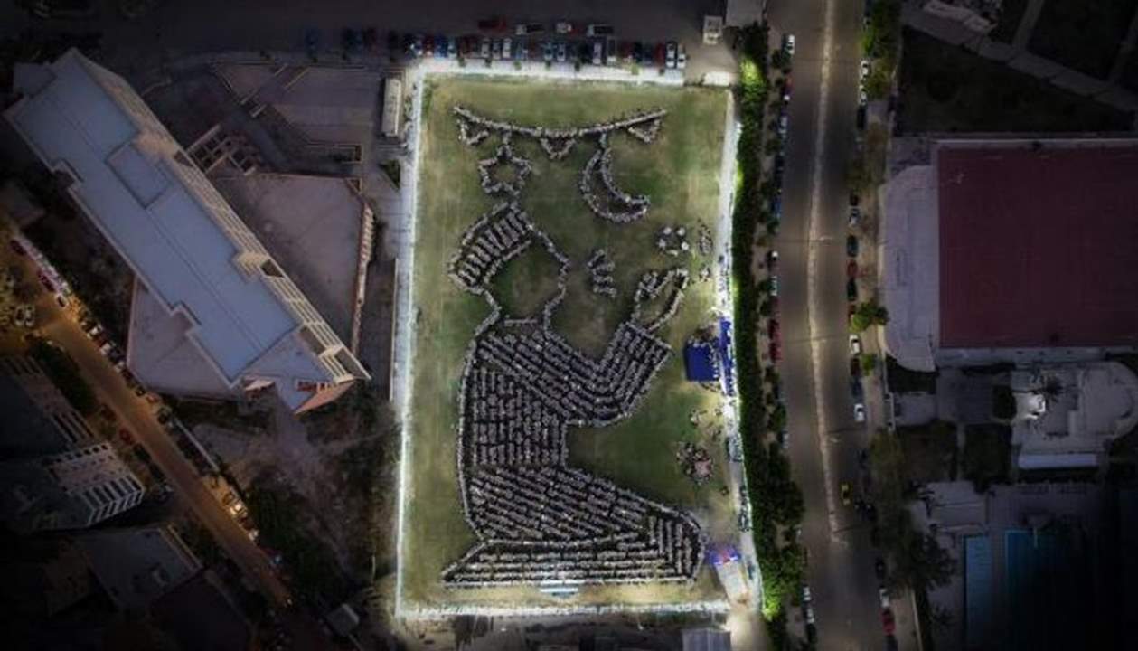   على شكل "شاب يدعو".. إفطار "كلية هندسة الإسكندرية" في مصر يجذب الأنظار !