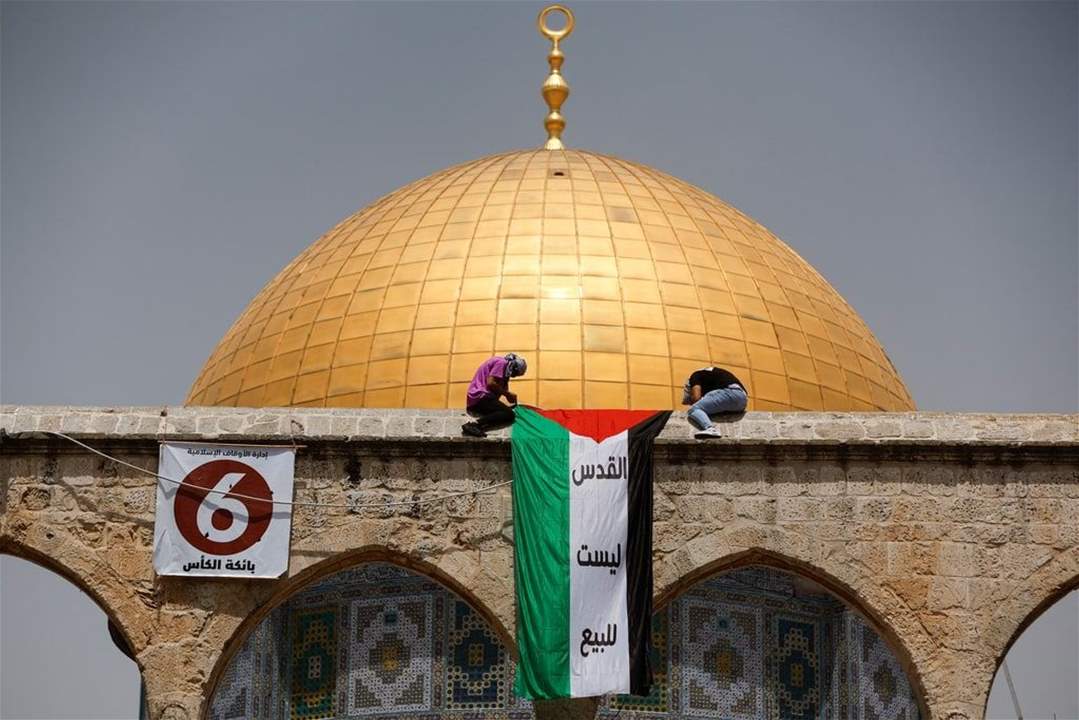 بالفيديو والصور ـ الأجواء في المسجد الأقصى أثناء صلاة الجمعة .. ورفع علم فلسطين وكتب عليه "القدس ليست للبيع"