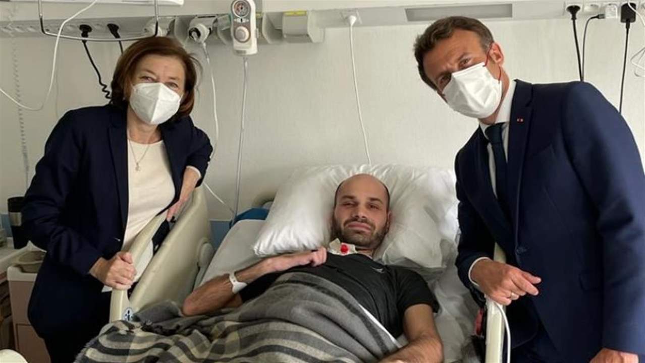 بالصور ـ زيارة لافتة من ماكرون لعسكري جريح في الجيش اللبناني .. و"سيلفي" تجمعهما