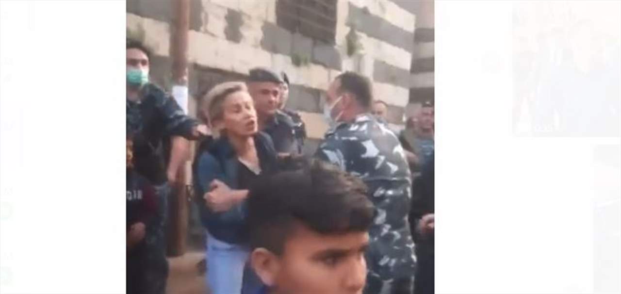 بالفيديو ـ من أمام مسجد المنصوري الكبير في طرابلس .. سيدة تصرخ: "أولادنا بكعب البحر كيف إلكن عين تعيدوا" !