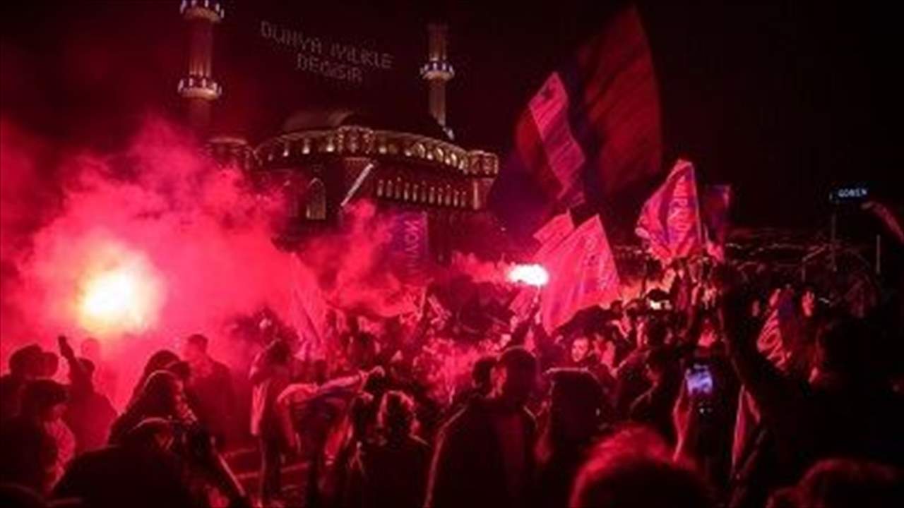 بالفيديو - الجماهير تجتاح الملعب احتفالاً وأردوغان يتصل هاتفياً