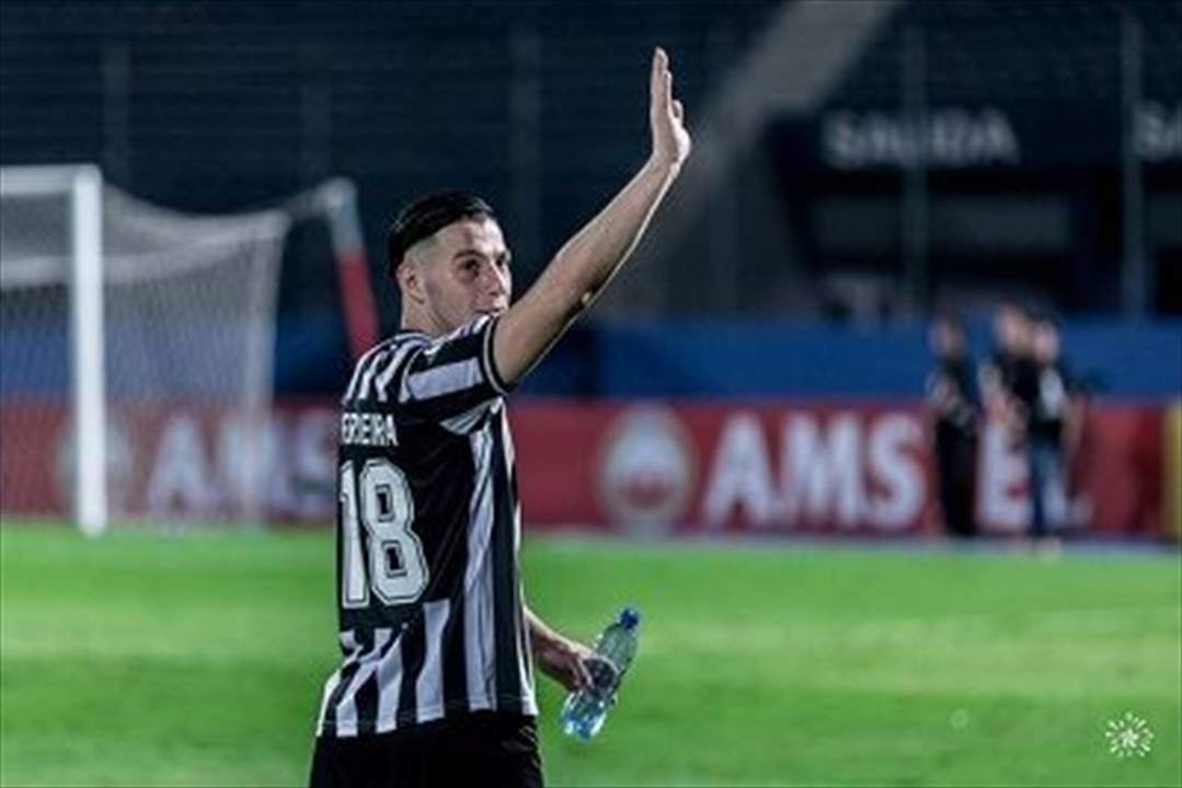 بالفيديو - سجل هدفاً رائعاً من منتصف الملعب