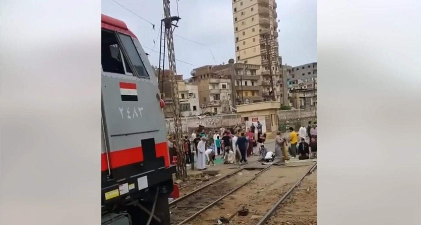 بالفيديو.. صلاة العيد على قضبان القطار تثير الغضب في مصر