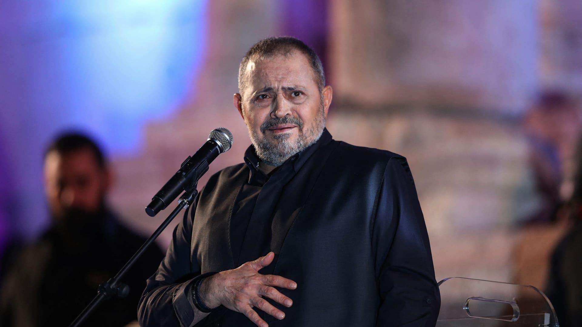 جورج وسوف :والدي كان قاسي وإخواتي كانوا يلبسوني قبل ما اطلع على المسرح