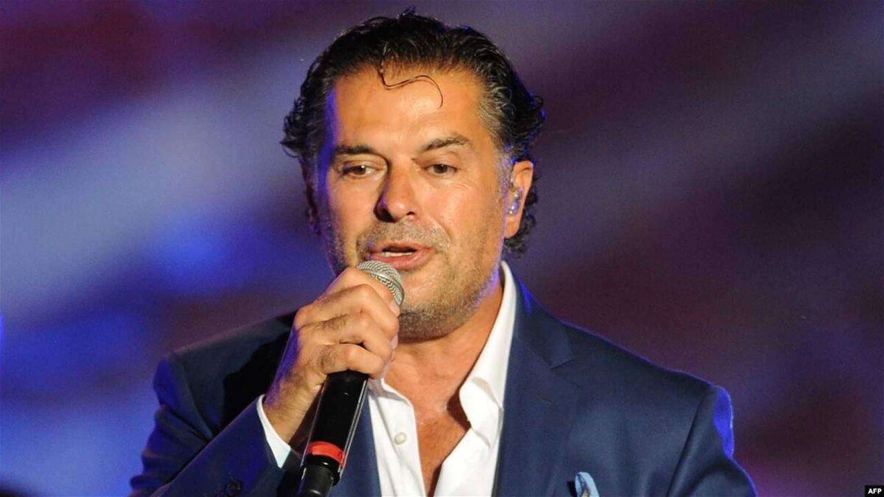 لقطة مؤثرة بين راغب علامة وابنه على المسرح