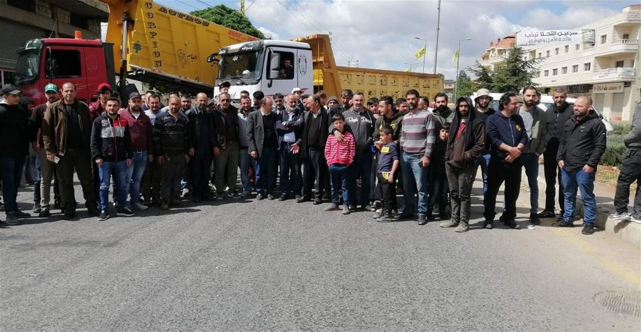  أصحاب المقالع والكسارات نفذوا اعتصاماًعند مدخل بلدة النبي شيث احتجاجا على وقف العمل في الكسارات