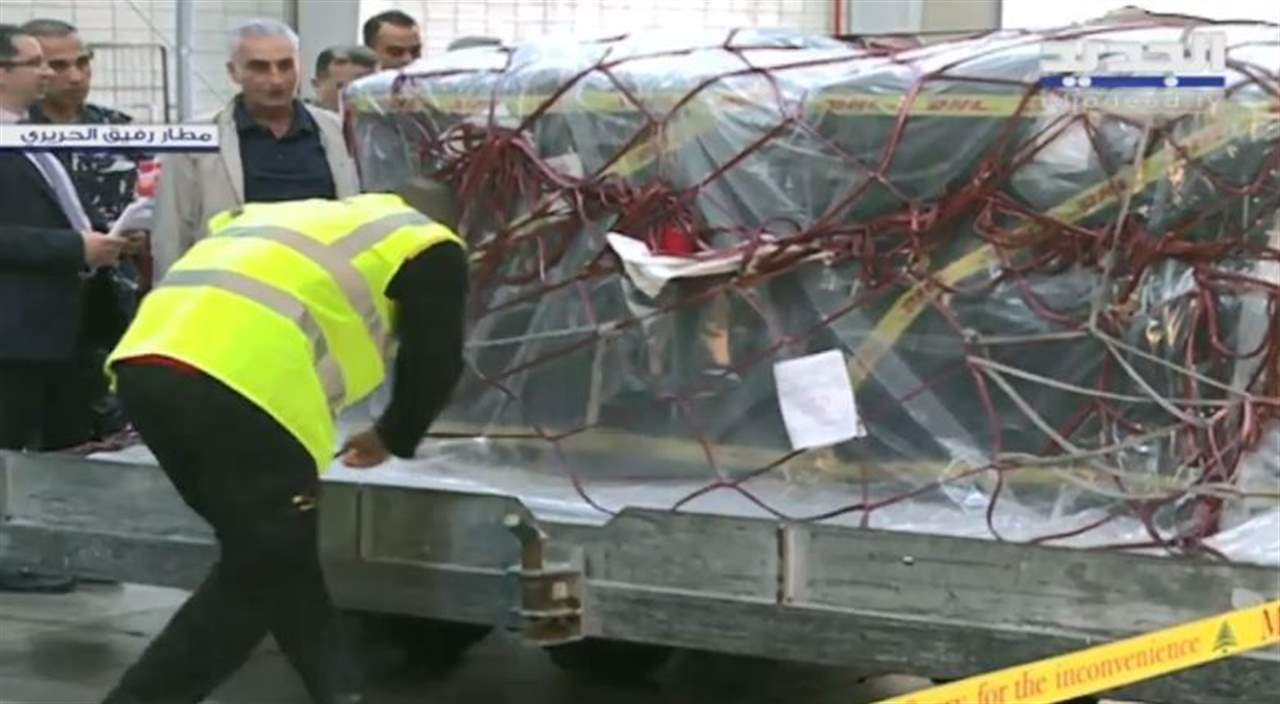 بالفيديو ـ وصول صناديق اقتراع المغتربين إلى مطار بيروت تباعصا.. "ثقب" في أحد الاكياس وتسطير محضر