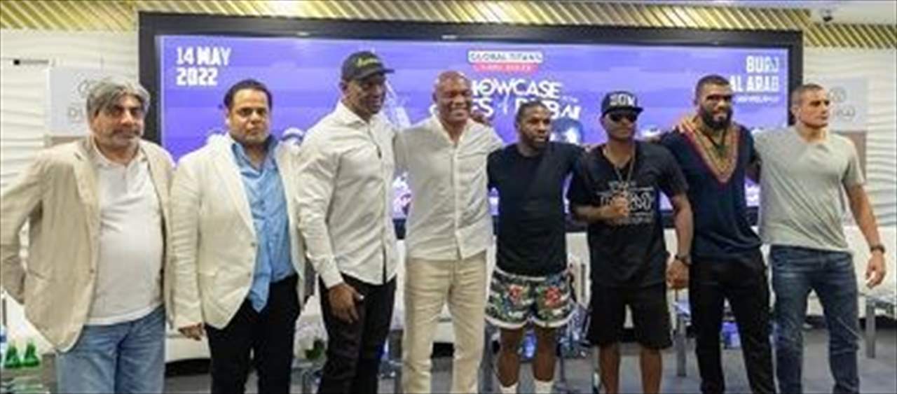 بالفيديو - أساطير الملاكمة يتواجهون على مهبط طائرات في دبي