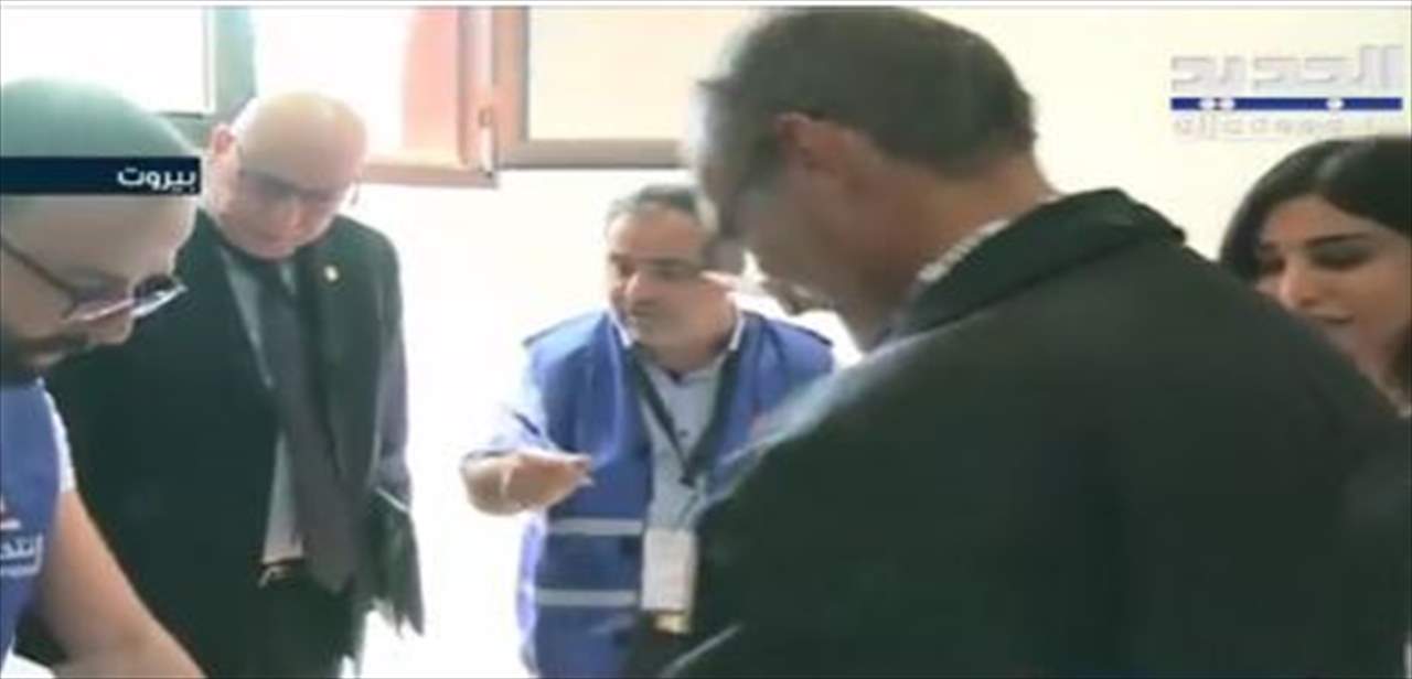 بالفيديو - موظف خلال الادلاء بصوته في الكرنتينا بحضور رئيس بعثة جامعة الدول العربية السفير احمد رشيد الخطابي : "بعدو معاشنا على الـ1500 ايمتين بدهم يغيرولنا ياه؟"