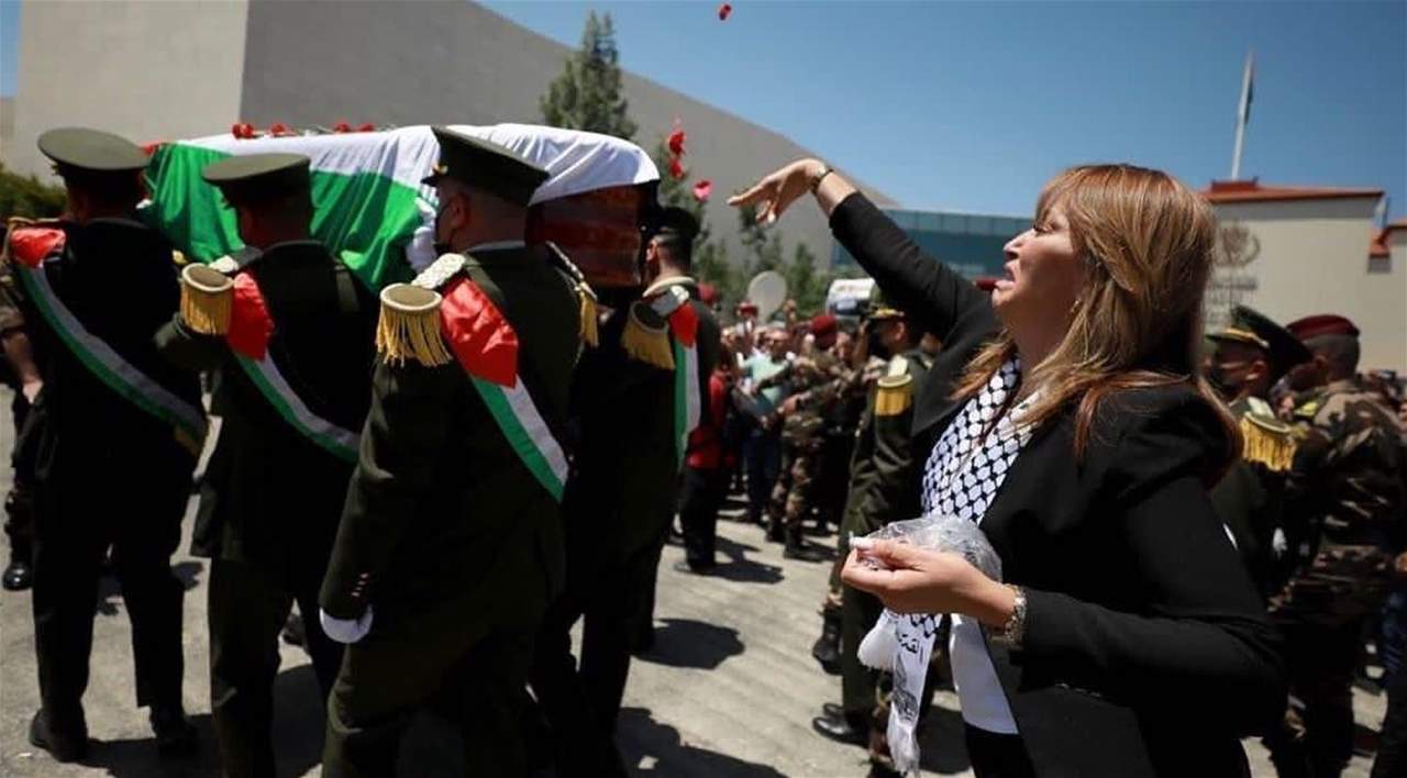 بالفيديو ـ مشهد مؤثر للصحافية جيفارا البديري في وداع زميلتها شيرين أبوعاقلة