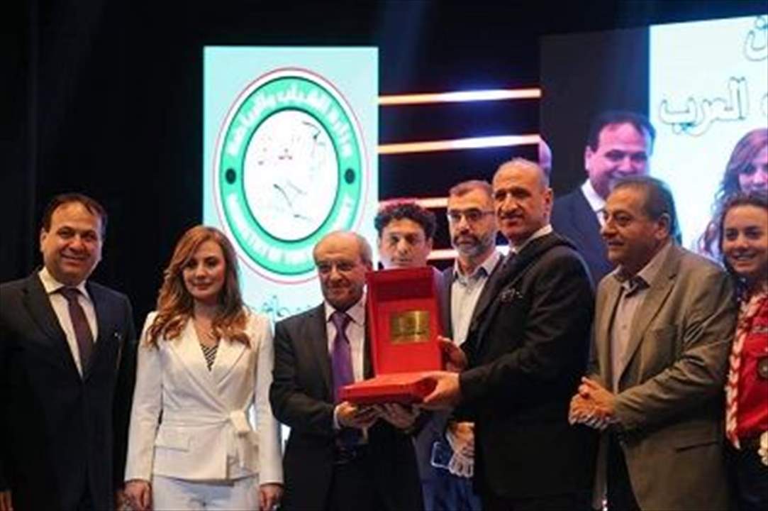 كلاّس تسلّم من درجال راية "عاصمة الشباب العربي" ومفتاح بغداد