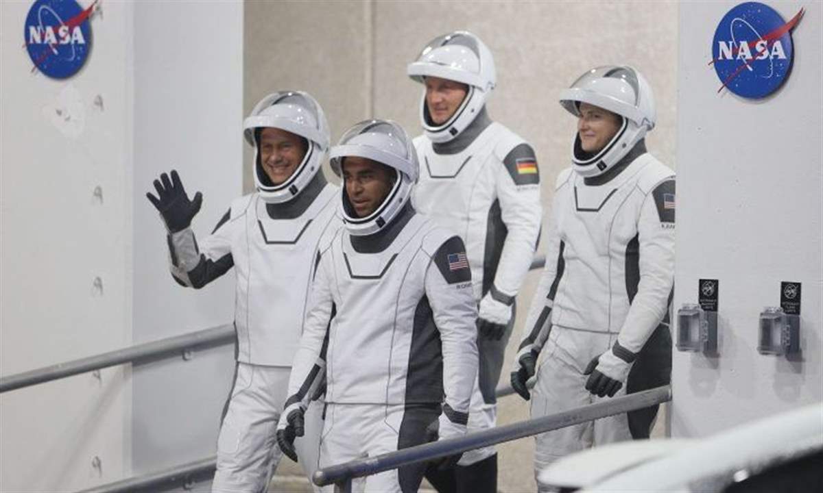 زرع نبتة في تربة مستخرجة من القمر !