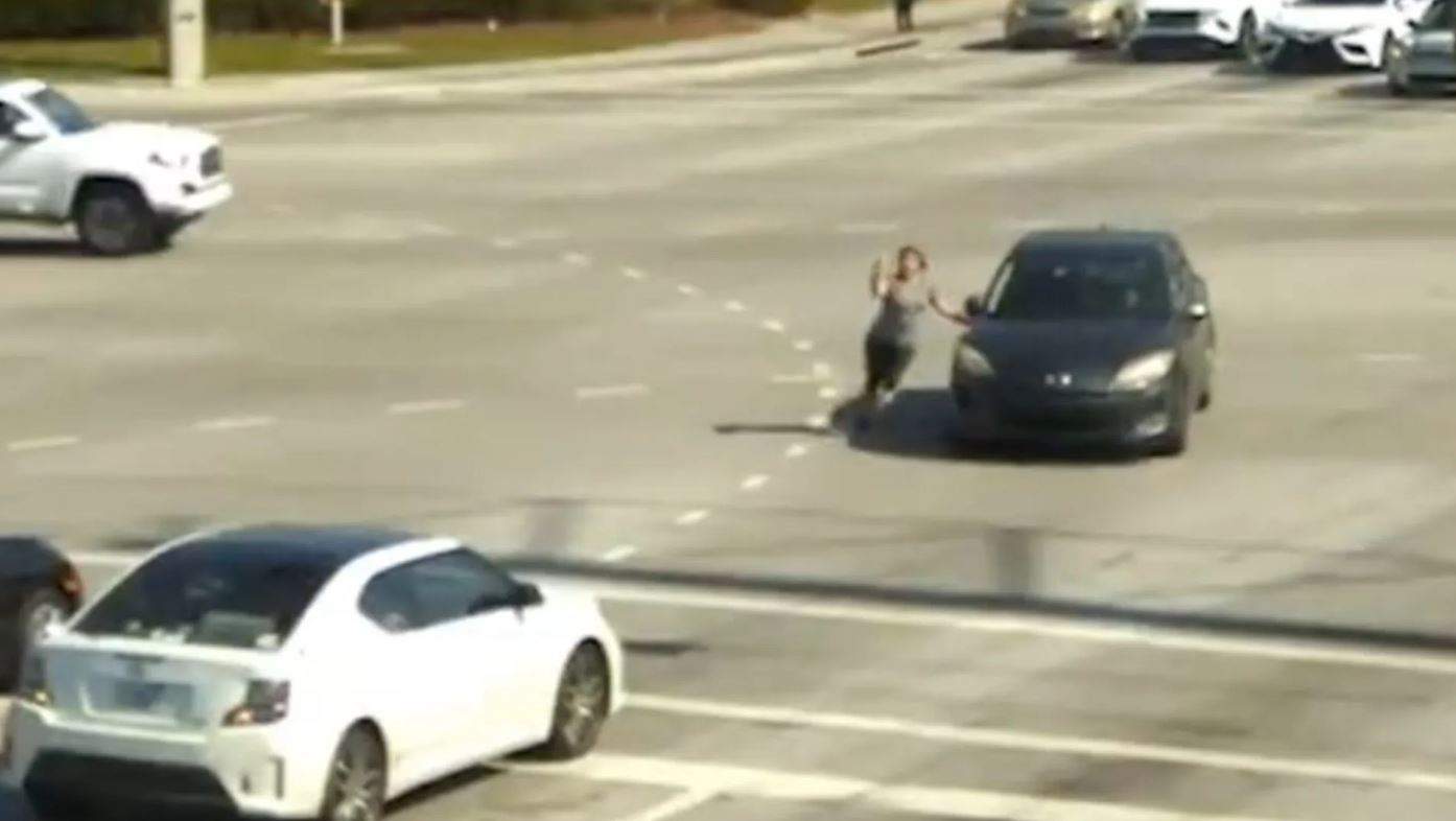 فيديو لموقف بطولي.. أنقذوا امرأة فقدت الوعي وسيارتها تتحرك