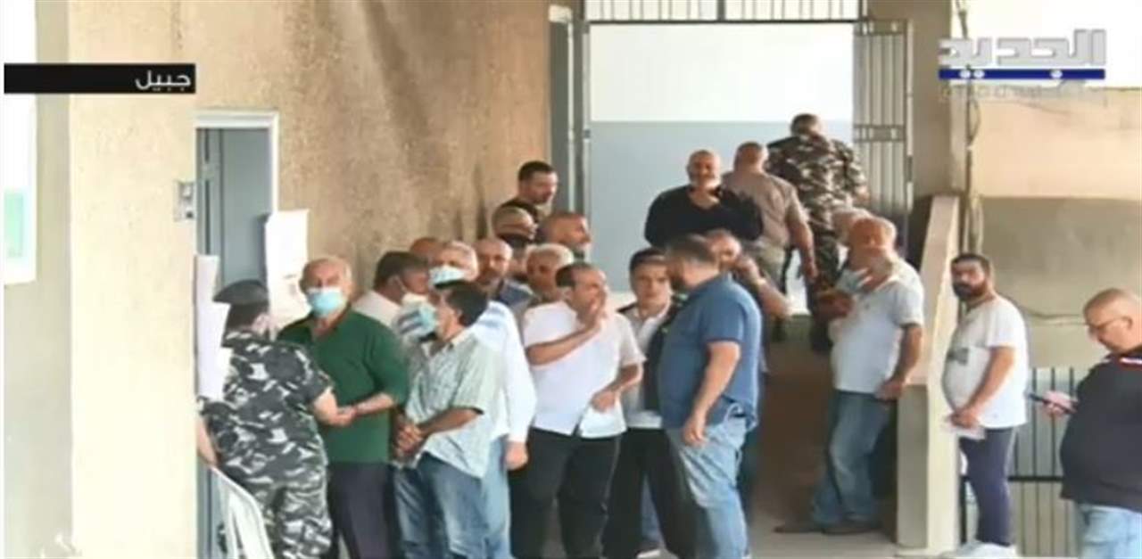 الاقبال كثيف على صناديق الاقتراع في ثانوية جبيل الرسمية ... للمتابعة مباشرة: