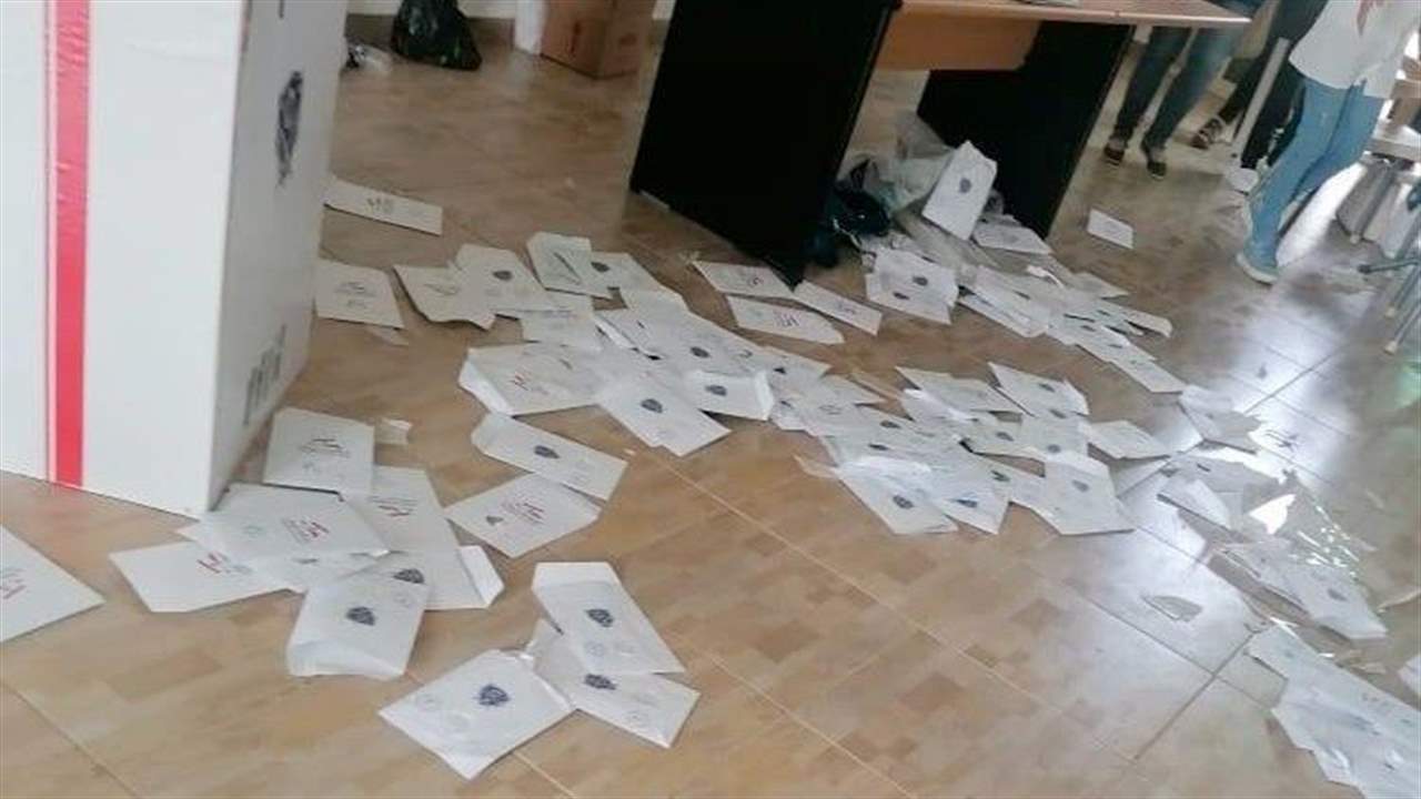 بالفيديو ـ  إشكال بين مندوبي اللوائح المتنافسة داخل أحد مراكز الاقتراع في عكار .. وتكسير الصناديق