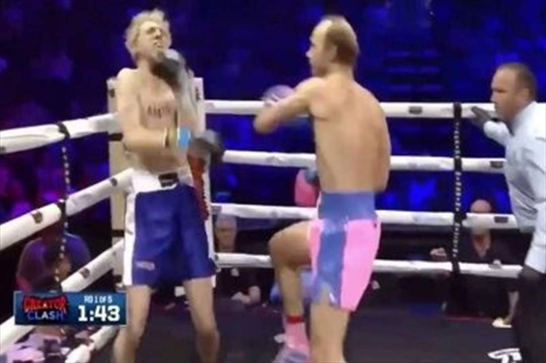 بالفيديو - يوتيوبر أسقط منافساً يصغره بنصف العمر في 22 ثانية !!